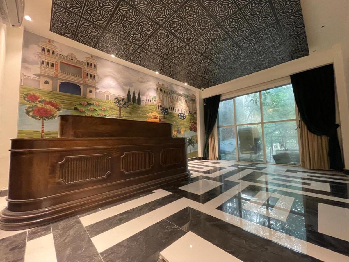 The Saga Hotel Нью-Дели Экстерьер фото