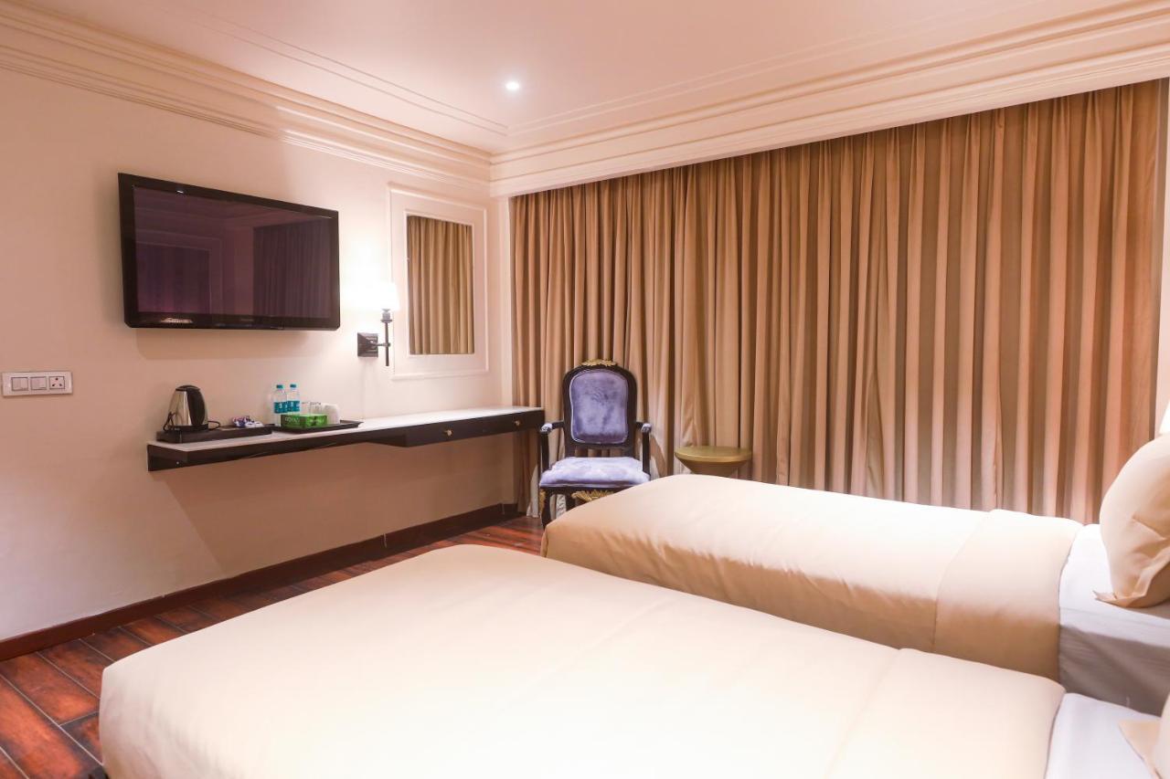 The Saga Hotel Нью-Дели Экстерьер фото