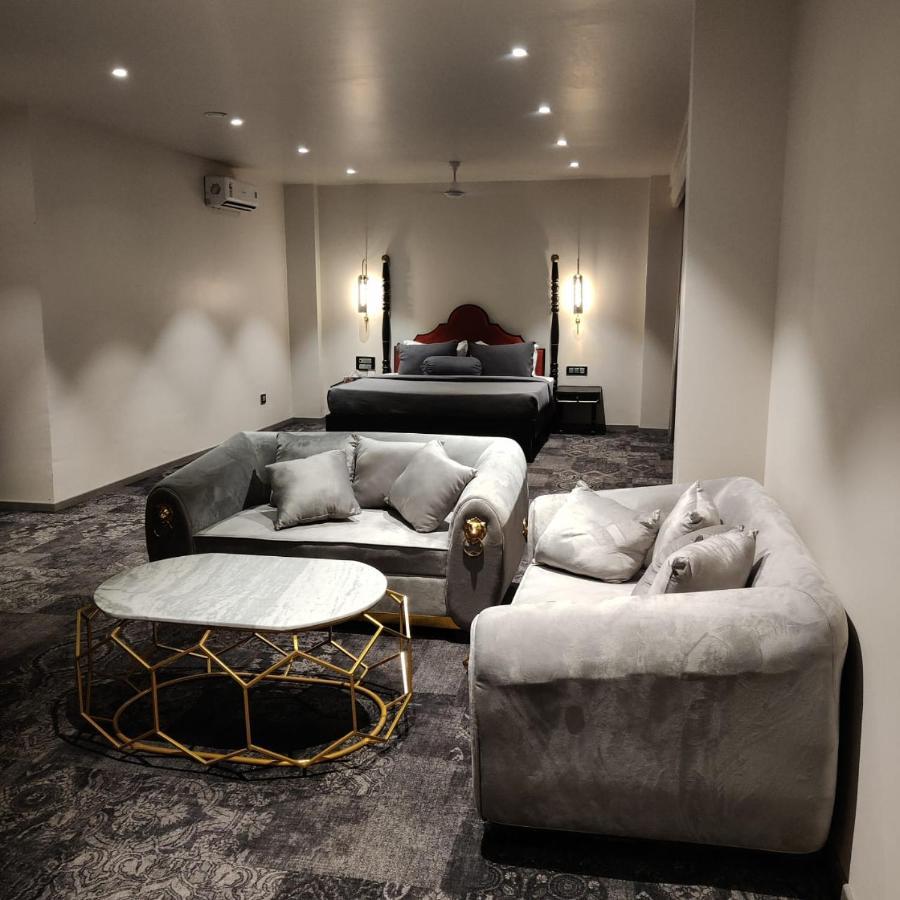 The Saga Hotel Нью-Дели Экстерьер фото