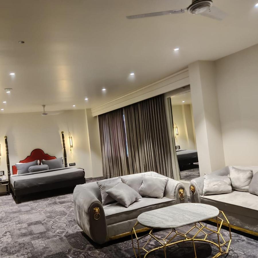 The Saga Hotel Нью-Дели Экстерьер фото